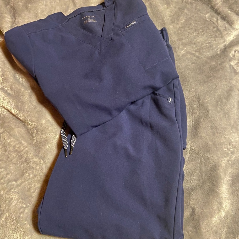 Jaanuu scrub set